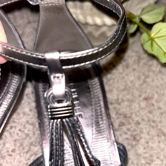 MICHELLE D. Silver Strappy SANDALS💝Pretty & Dressy Size 9 Comes w/Original Box - Picture 5 of 15